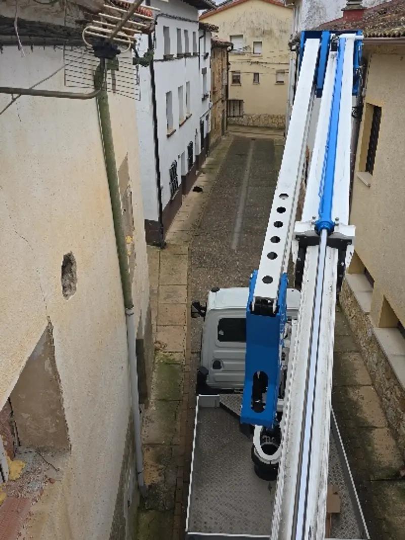 Cesta elevadora en calle estrecha